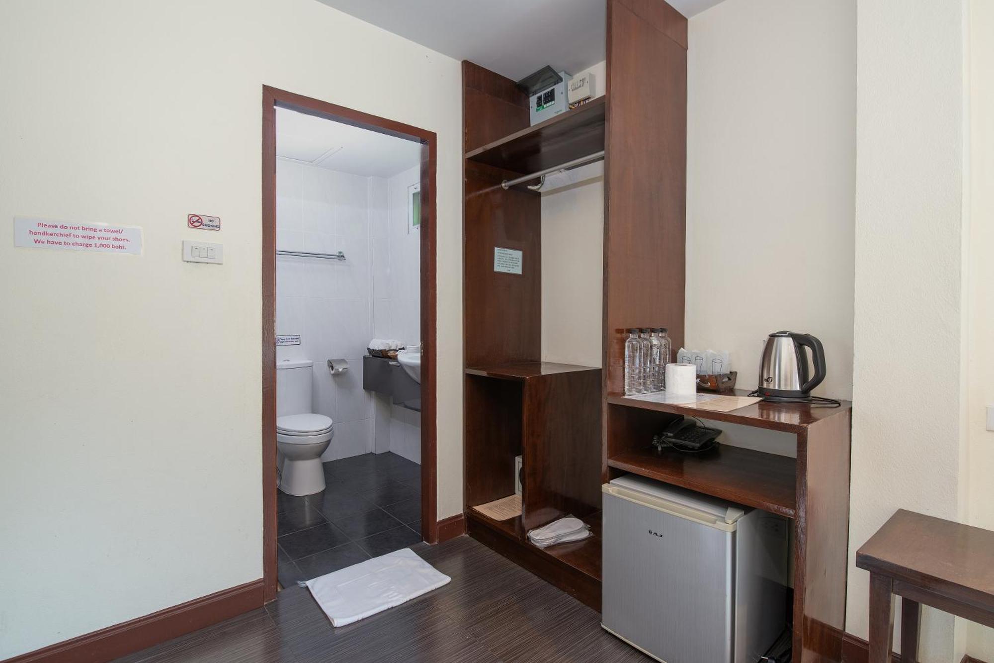 Manee Cool Mueang Hotel Чиангмай Екстериор снимка