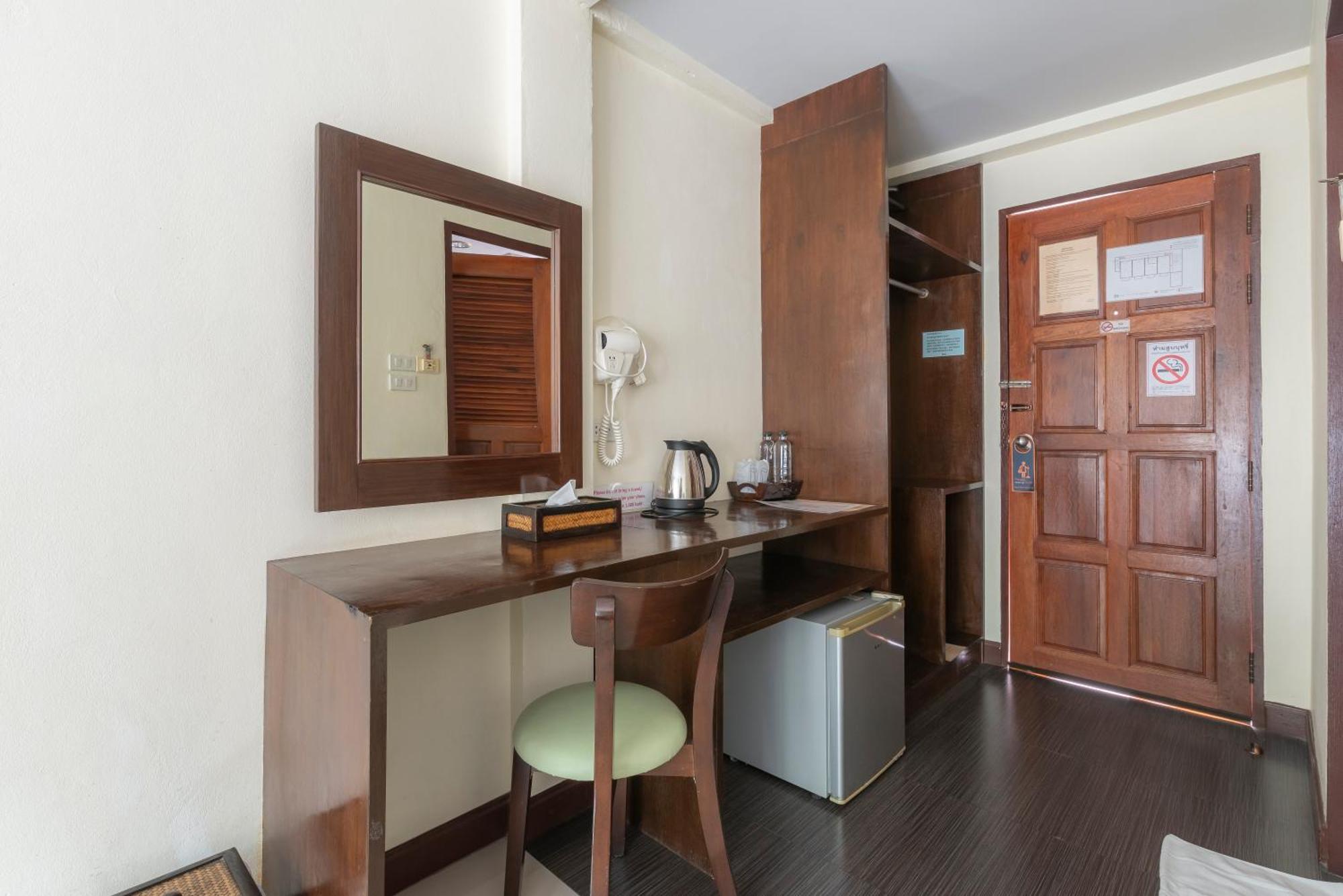 Manee Cool Mueang Hotel Чиангмай Екстериор снимка