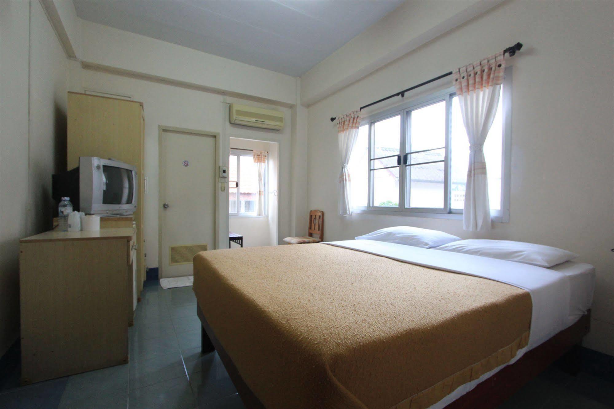 Manee Cool Mueang Hotel Чиангмай Екстериор снимка