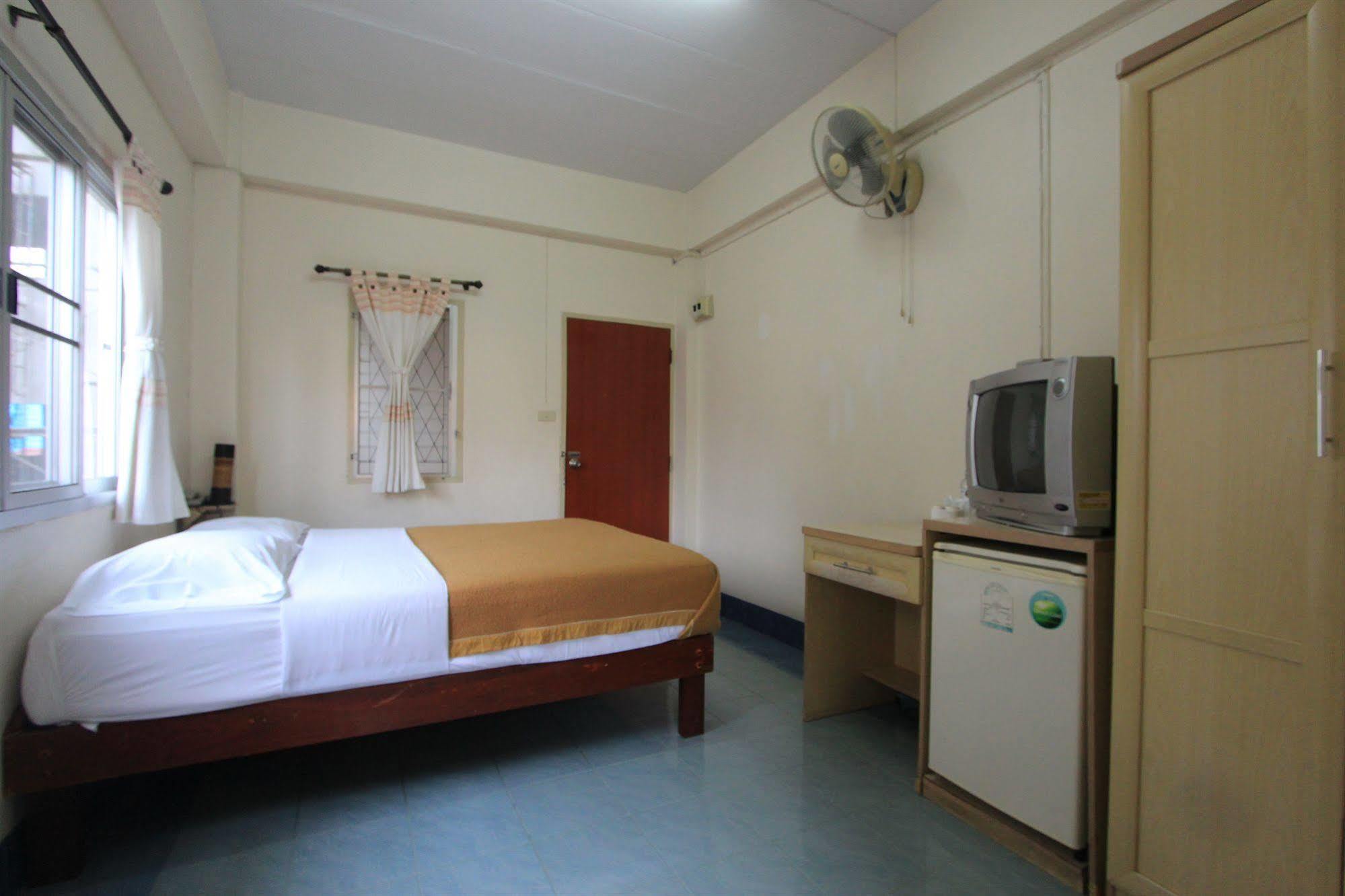 Manee Cool Mueang Hotel Чиангмай Екстериор снимка